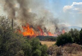 (VIDEO, FOTO) ZAPALILI OSTRVO, PA POBJEGLI Otkriven identitet milionera sa čije jahte je ispaljen vatromet koji je izazvao šumski požar u Grčkoj