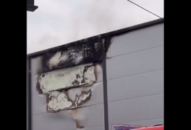 (VIDEO) Još jedna buktinja: Požar u kineskom šoping centru, VATROGASCI NA TERENU