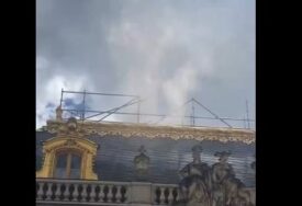(VIDEO) Dim počeo da kulja iz krova: Izbio POŽAR U VERSAJSKOM DVORCU, posjetioci evakuisani