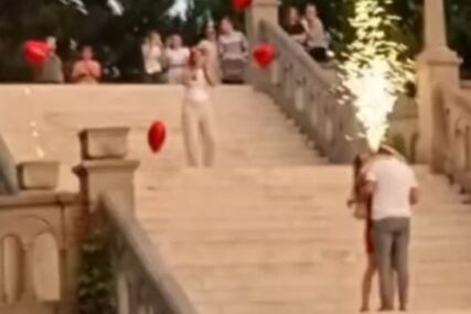 (VIDEO) "BRAVO ZA LJUBAV" Romantična prosidba na Kalemegdanu oduševila region, CRVENI BALONI i vatromet