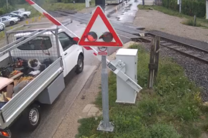 (VIDEO) Nesavjesnosti vozača NIKADA KRAJA: Oglasile se Željeznice Srpske u vezi sve učestalijih nepoštovanja saobraćajne signalizacije na pružnim prelazima