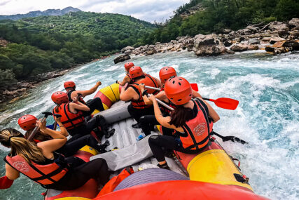 (VIDEO, FOTO) Rafting kao najbolji tim bilding: Ringierovi portali, Srpskainfo i Bosnainfo, uživali u čarima najljepše rijeke u Evropi