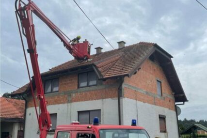 vatrogasci spašavaju rodu sa krova