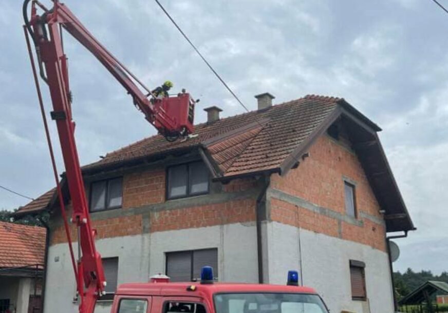 vatrogasci spašavaju rodu sa krova