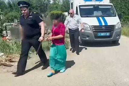 Policija vodi uhapšenu ženu