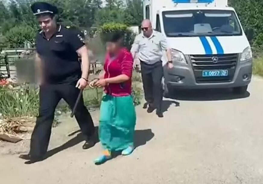 Policija vodi uhapšenu ženu