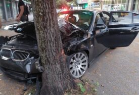 (FOTO) Saobraćajka u Mostaru: BMW se zabio u stablo, povrijeđene 3 osobe