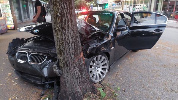 (FOTO) Saobraćajka u Mostaru: BMW se zabio u stablo, povrijeđene 3 osobe