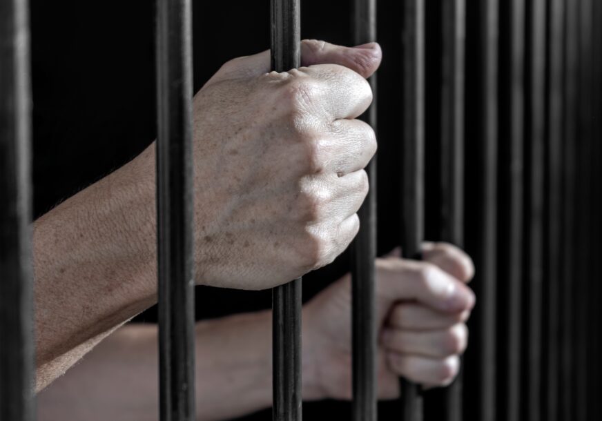 Prijeti mu do 50 godina zatvora: Osumnjičenom za ubistvo roditelja određen pritvor