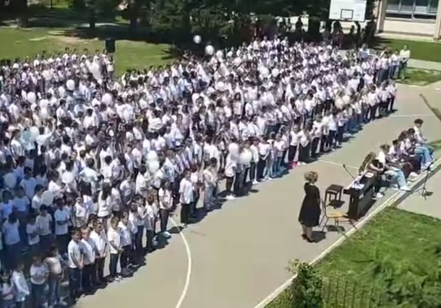 (VIDEO, FOTO) "ŠTO TE NEMA" Đaci se okupili i otpjevali pjesmu za nastradalu pedagogicu Milanu Koprenu "Da ti srce pukne kada čuješ kako djeca PJEVAJU I PLAČU"