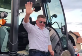 (VIDEO) Pravom domaćinu ne treba LIMUZINA! Maturanti se dovezli traktorima na slavlje