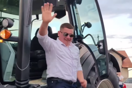 (VIDEO) Pravom domaćinu ne treba LIMUZINA! Maturanti se dovezli traktorima na slavlje