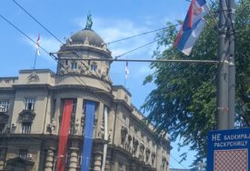 VIJORE SE TROBOJKE Beograd ukrašen zastavama Srbije i Srpske povodom Prvog svesrpskog sabora