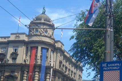 VIJORE SE TROBOJKE Beograd ukrašen zastavama Srbije i Srpske povodom Prvog svesrpskog sabora