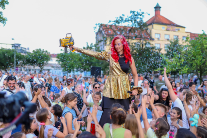 "Festival koji svi volimo" Ples, pjesma i fantastična zabava, počeo još jedan „Trotoart“ u Banjaluci