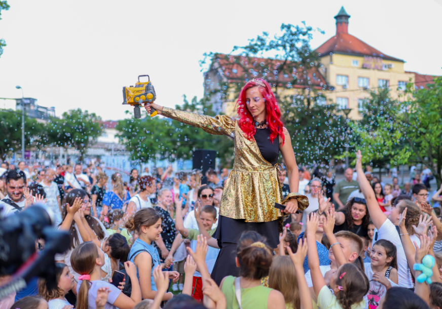 "Festival koji svi volimo" Ples, pjesma i fantastična zabava, počeo još jedan „Trotoart“ u Banjaluci