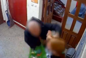 (VIDEO) Pesnicom udarao maloljetnika u holu zgrade: Starac (70) uhapšen zbog NASILNIČKOG PONAŠANJA