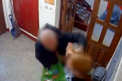 (VIDEO) JEZIVI SNIMAK NASILJA Stariji komšija pretukao mladića u holu zgrade, udarao ga šakama u glavu