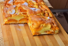 (VIDEO) Idealan za visoke temperature: Recept za kolač sa pudingom i kajsijama