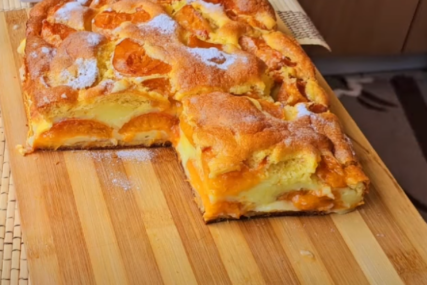 (VIDEO) Idealan za visoke temperature: Recept za kolač sa pudingom i kajsijama