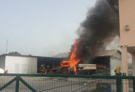 (FOTO) Vatra zahvatila i PLINSKE BOCE: Požar u  krugu punionice plina kod Doboja