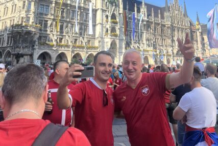 (FOTO) Lider PDP na Marijenplacu u centru Minhena: Borenović sa navijačima pred meč Srbija-Danska