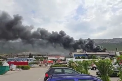 (VIDEO) SPLIT NA NOGAMA Izbio veliki požar u bivšoj željezari, gust dim se nadvio nad gradom