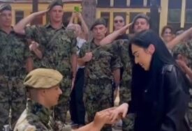 (VIDEO) Istupio iz čete, pa kleknuo: Mladić položio vojničku zakletvu, pa ZAPROSIO DJEVOJKU, čestitke samo pljušte