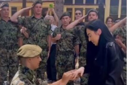 (VIDEO) Istupio iz čete, pa kleknuo: Mladić položio vojničku zakletvu, pa ZAPROSIO DJEVOJKU, čestitke samo pljušte