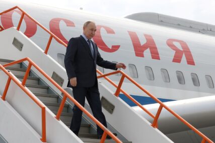 Vladimir Putin izlazi iz aviona