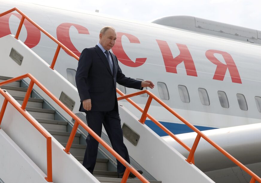 Vladimir Putin izlazi iz aviona