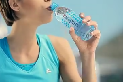 žena pije vodu