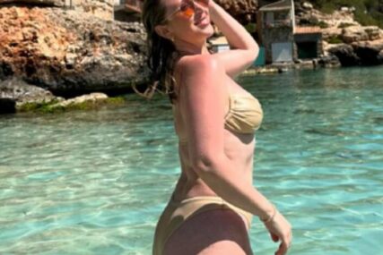 (FOTO) "Ovako izgleda PRAVO ŽENSKO TIJELO bez filtera" Voditeljka se skinula i pozirala u bikiniju, pljušte komentari