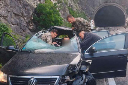 (FOTO)"Pružili smo prvu pomoć unesrećenom vozaču" Vojnici brzo INTERVENISALI prilikom nesreće u Mostaru
