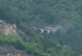 (VIDEO) DRAMA KOD KONJICA Teretni voz iskočio iz šina na mostu bez zaštitne ograde