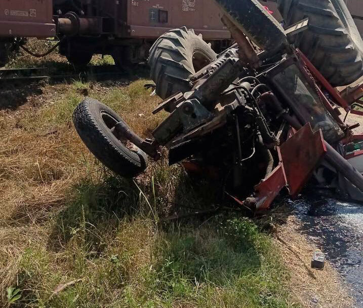 Nesreća tokom poljoprivrednih radova: Poginuo muškarac prilikom prevrtanja traktora