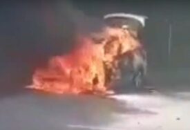 (VIDEO) Izgorio automobil kod Doboja "Vozač je pokušavao naći pomoć, ali nije imao APARAT ZA GAŠENJE POŽARA"