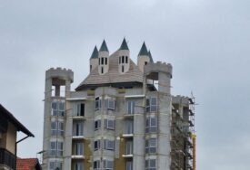 (FOTO) "JE L’ NA VRHU ŽIVI ZLATOKOSA" Neobična zgrada na Zlatiboru izazvala lavinu komentara na mrežama