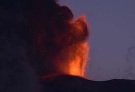 DRAMA NA SICILIJI Turisti iz Crne Gore "zarobljeni" na aerodromu, otkazani letovi zbog erupcije vulkana
