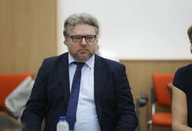 (FOTO) Malo skener, malo ručno brojanje: Član CIK BiH otkrio da će se REZULTATI GLASANJA porediti i donositi "adekvatne odluke"