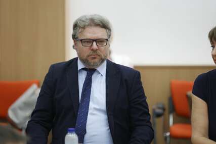 (FOTO) Malo skener, malo ručno brojanje: Član CIK BiH otkrio da će se REZULTATI GLASANJA porediti i zatim donositi "adekvatne odluke"