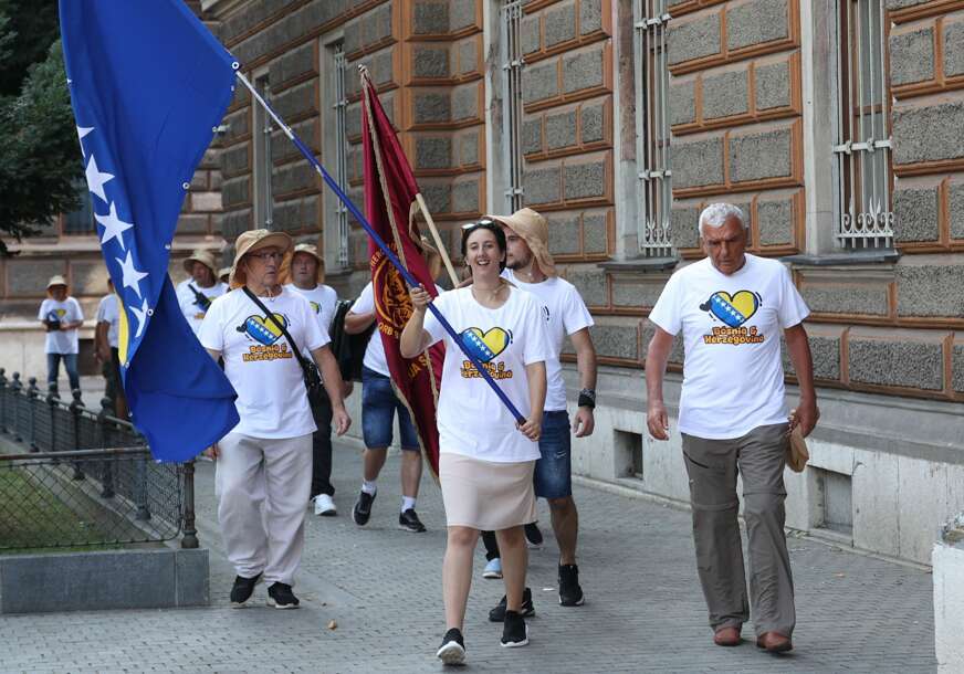 (FOTO) Komandant  je Sirotanović: Veterani socijalističkog rada iz BiH otišli na radnu akciju u Srbiju, ispratio ih ovaj političar