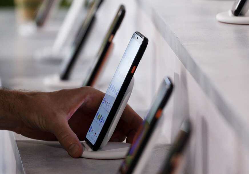 Pixel mobilni telefon