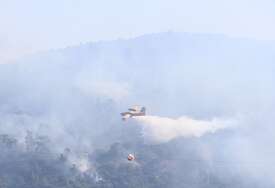 (VIDEO) BUKNUO VELIKI POŽAR Na terenu 140 vatrogasaca, dignuti avioni i helikopteri