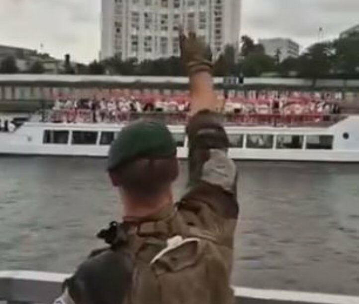 (VIDEO) SNIMAK KOJI JE RASPAMETIO NACIJU Snajperista Aleksandar 2 sata stajao na mostu i čekao da Senom prođu srpski sportisti, A ONDA PODIGAO 3 PRSTA