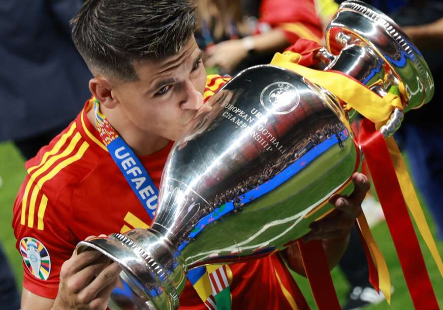 Alvaro Morata ljubi pehar EURO