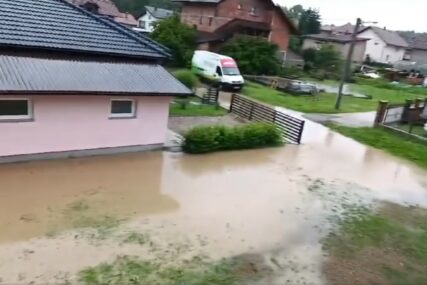(VIDEO) Izlili se potoci, mještani na muci: U Barlovcima pod vodom dvorišta i garaže