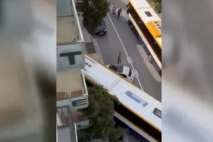 (VIDEO, FOTO) POVRIJEĐENO 6 LJUDI Autobus udario u hotel u Barseloni