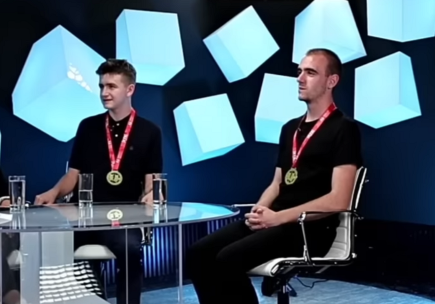 (VIDEO) ZLATNI MOMCI MATEMATIČKE OLIMPIJADE Gimnazijalci Vuk i Benjamin oduševili su u Velikoj Britaniji, a jedan je u osnovnoj školi imao nadimak "digitron"