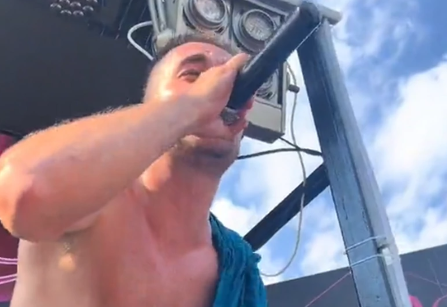 (VIDEO) PAO REPER Pjevač se srušio nasred bine na nastupu u Budvi, SVI SKOČILI DA MU POMOGNU
